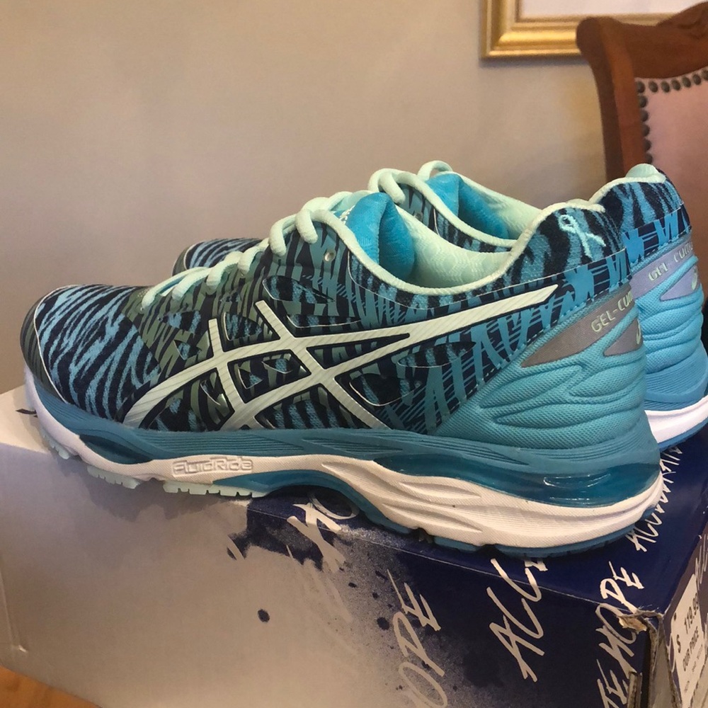 Asics Sneakers Soothing Sea size 9 BRAND NEW !!